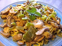 champignon : Assiette de tagliatelles aux poivrons et champignons