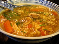 vinaigre de riz : Assiette de soupe chinoise aigre et épicée