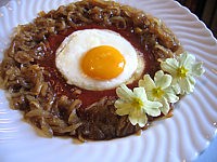 oeuf au plat : Assiette d'oeufs au plat et oignons confits