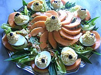 oeufs farcis : Assiette d'oeufs farcis à la brousse et au radis noir