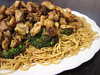 vin de riz chinois : Plat de poulet sauce aux cacahuètes