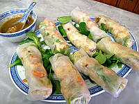 entrée à base de coquillages et crustacés : Assiette de rouleaux de printemps