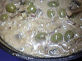 champignon de paris : Ramequin de sauce moutarde aux olives