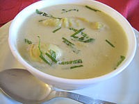 poireau : Bol de velouté d'avocats aux raviolis