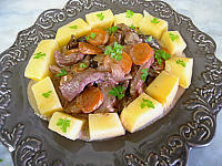 Plat en sauce : Assiette de sauté de porc à la crème et au vin rouge