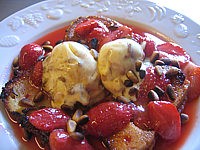 Image : Assiette de pain perdu aux fraises et aux pignons