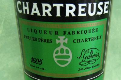 Photo : Bouteille de liqueur de chartreuse