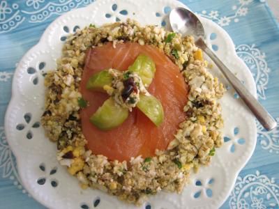 Cuisine diététique : Assiette d'un amuse-bouche au saumon fumé et aux choux de Bruxelles