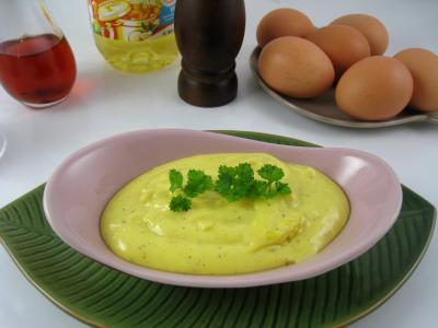 mayonnaise : Ramequin de sauce mayonnaise