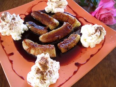 crème entière : Assiette de bananes au vin rouge et chantilly