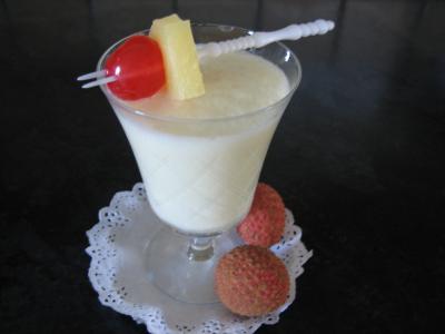 Pâques : Verre de cocktail au rhum blanc et noix de coco