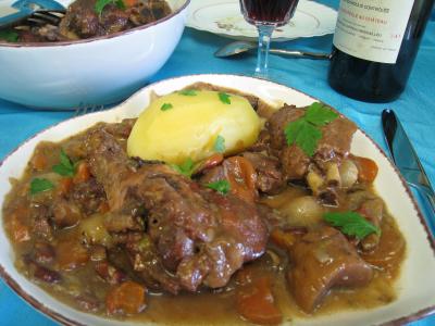 Image : Assiette de coq au vin aux cèpes façon auvergnate