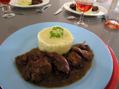 Photo : Assiette de civet de sanglier à la sauce madère