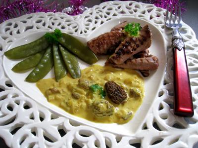Aiguillette de canard à l'amaretto et aux pois gourmands