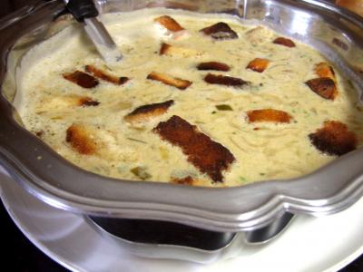 Soupes & potages : Soupière de soupe à l'oignon et aillette à la crème