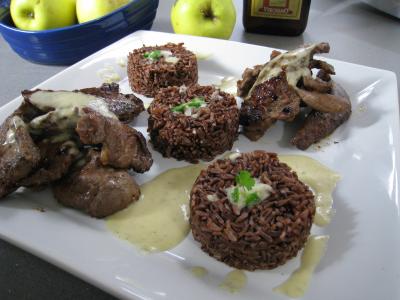 Plat en sauce : Assiette de service d'aiguillettes de canard gras au coulis de pomme