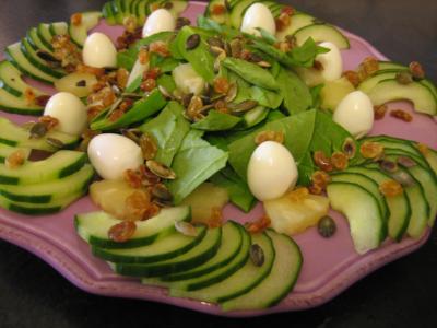 graine de courge : Assiette de salade de concombre et oeufs de caille
