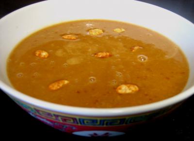 sauce chaude à base de fruits : Bol de sauce aux cacahuètes