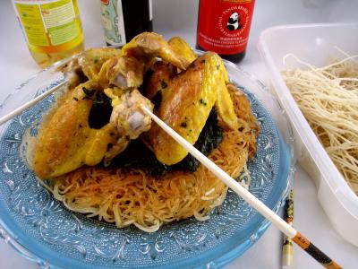 recette poulet : Assiette d'ailes de poulet aux nouilles croustillantes
