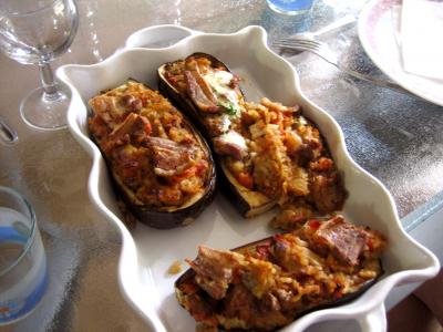 Cuisine orientale : Plat d'aubergines farcies et sa sauce au yaourt