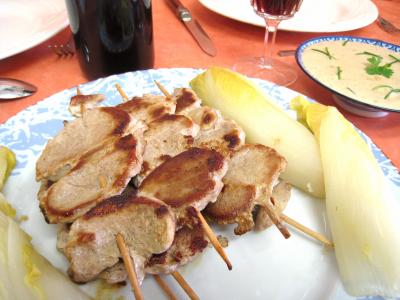 Cuisson au grill : Assiette de brochettes de porc aux enfives et sa sauce aux noix de cajou