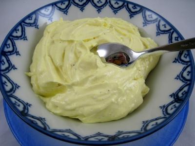 Sauces : Ramequin de sauce mayonnaise chantilly