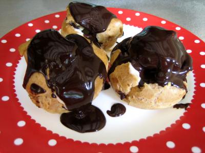 crème entière : Assiettes de profiteroles au chocolat