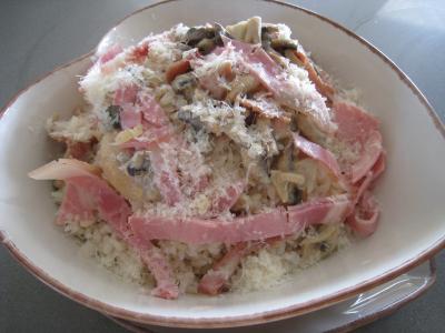 Image : Assiette de risotto aux champignons et au jambon à l'italienne