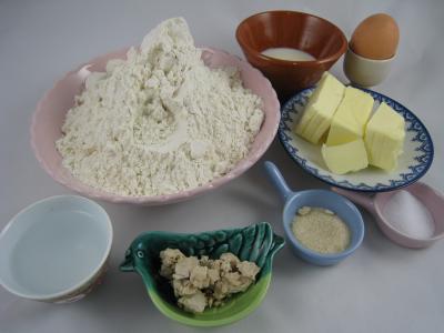 Ingrédients pour la recette : Pain au beurre en couronne façon antillaise 