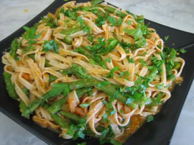 tomate pelée : Assiette de tagliatelles aux asperges