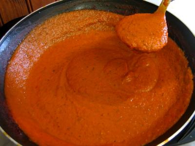Cuisine diététique : Plat de sauce tomate pour pizza