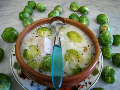 chou de bruxelles : Bol de soupe de choux de bruxelles et espadon