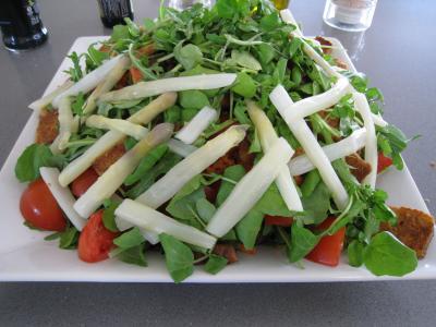 aneth : Assiette de salade d'asperges et crudités