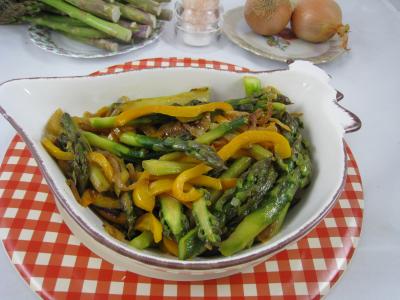 Pâques : Ramequin de sauté d'asperges aux oignons et poivron