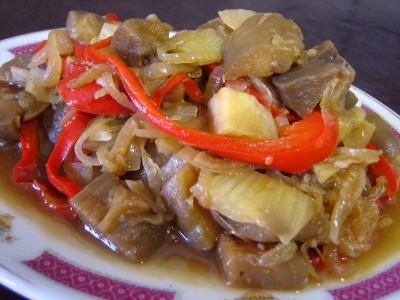fenouil graines : Assiette de service d'aubergines aux oignons à la chinoise
