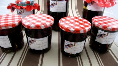 http://recette3.supertoinette.com/81147/thumb/800/-/cerises-a-l-eau-de-vie-81147.jpg
