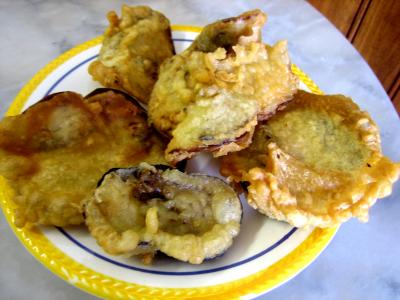 beignets salés : Assiette de beignets de fleurs de cougettes et aubergines