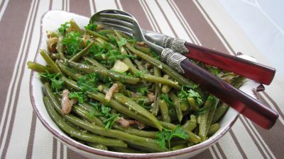 Cuisson à la vapeur : Saladier de haricots verts aux lardons