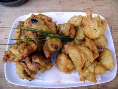 beignets salés : Assiette de beignets au chèvre frais et ciboulette