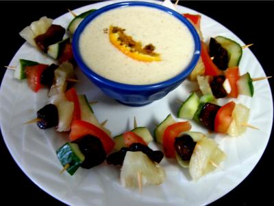 jus d'orange : Assiette de brochettes à l'ananas minceur et sa sauce