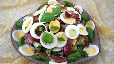 vinaigre de vin : Assiette de brocolis aux oeufs en salade