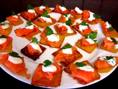 saumon fumé : Assiette de canapés de polenta au saumon fumé