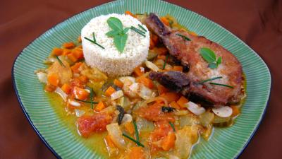 Côte de porc : Assiette de côtes de porc et son sauté de tomates