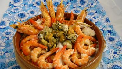 plat unique : Plat de riz, crevettes, moules et raie