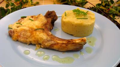 Au micro-ondes : Assiette de côtes de porc et sa purée d'aubergines
