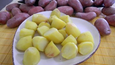 Au micro-ondes : Assiette de pommes de terre vapeur au micro-ondes