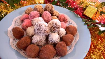 Photo : Truffes au chocolat, noix de coco et praline rouge