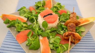 Image : Salade de truite fumée et sa brochette de viandes