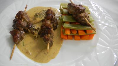 Image : Assiette de brochettes de ris de veau aux légumes