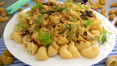 Lieu noir sauté aux pâtes et aux légumes